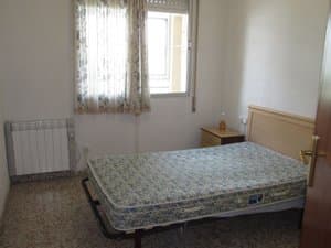 Dormitorio con cama y ventana
