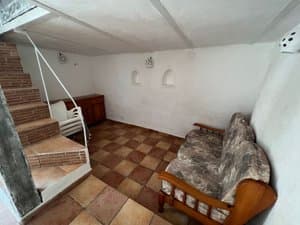 Sala de estar con escalera y sofá