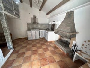 Cocina con chimenea de piedra
