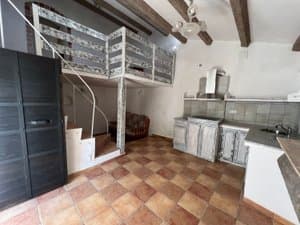 Cocina con puerta y altillo