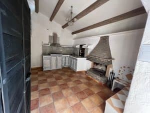 Cocina con chimenea y puerta