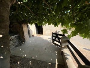 Patio con portón de madera