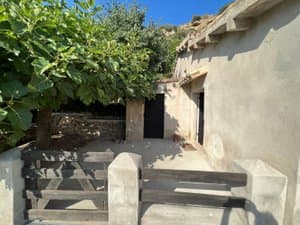 Entrada a la casa con valla de madera