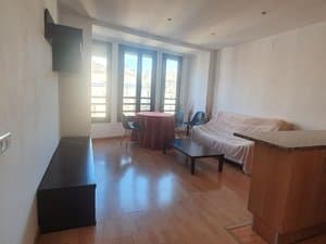 Salón comedor con sofá y balcones