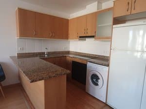 Cocina con barra de granito, lavadora y frigorífico