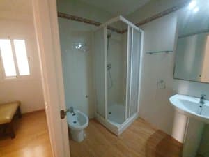 Baño con ducha de mampara y bidé