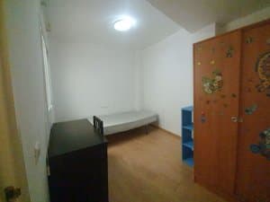 Dormitorio con cama individual y armario decorado