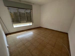 Dormitorio vacío con persiana