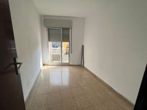 Estancia vacía con puerta balconera