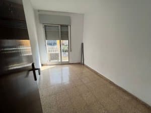 Estancia alargada con balcón