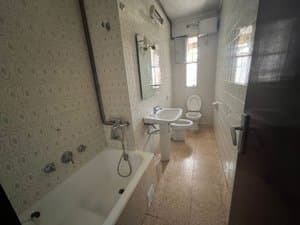 Baño con bañera, lavabo e inodoro