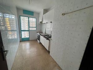 Cocina con encimera y ventana