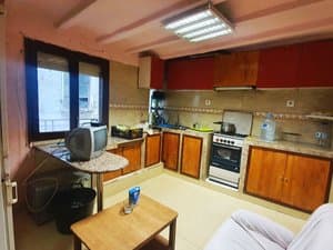Cocina con muebles de madera y ventana