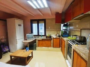 Cocina con frigorífico y cocina de gas