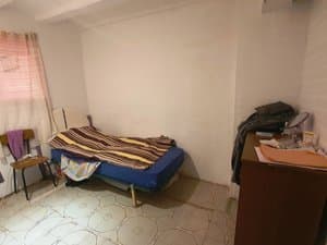 Dormitorio con cama y mueble