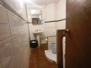 Baño con lavabo de pie y ducha