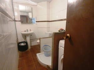 Baño con ducha y lavadora