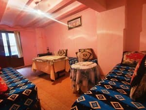 Salón con sofás y mesas
