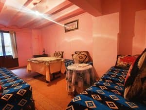 Salón con techo de vigas
