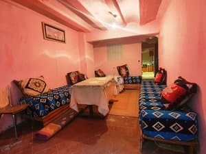 Salón alargado con sofás