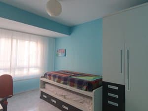 Dormitorio con cama nido y armario