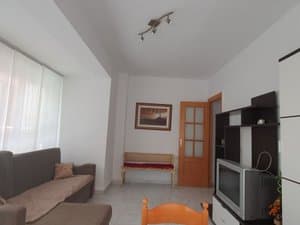 Comedor con sofá y mueble de televisión