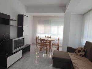 Comedor con mesa y sillas junto a la ventana