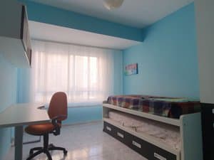 Dormitorio con escritorio y cama nido