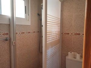 Baño con ducha de mampara