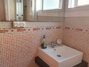 Lavabo sobre encimera oscura