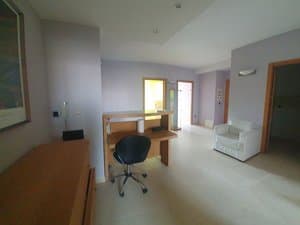 Sala con escritorio y butaca