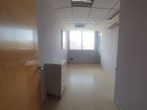 Habitación con cómoda y ventana