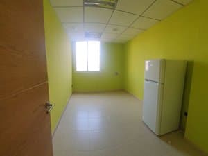 Habitación con frigorífico