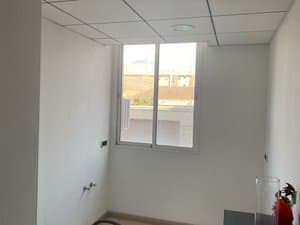 Cocina vacía con ventana