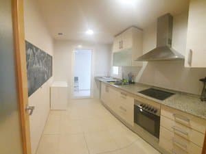 Cocina alargada con horno, placa y campana