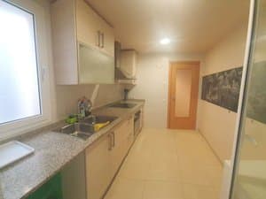 Cocina con encimera de granito y ventana