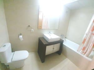 Baño con bañera y lavabo