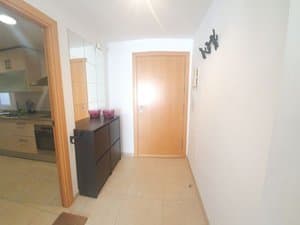 Recibidor con mueble y puerta de entrada