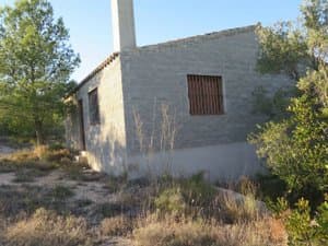 Casa de bloque con chimenea