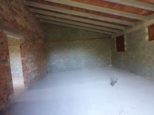 Interior diáfano con vigas