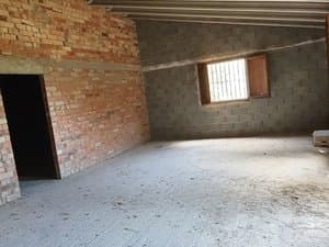 Interior de ladrillo con ventana
