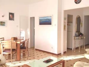 Comedor con mesa y sillas de madera