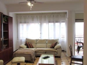 Salón con sofá y ventanal