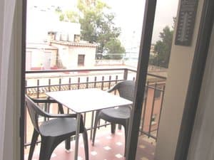 Balcón con mesa y sillas