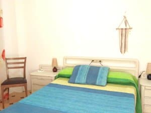 Dormitorio de matrimonio con colcha azul