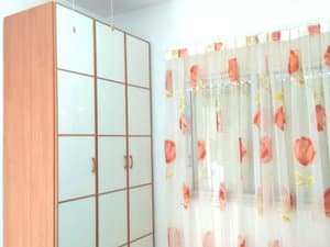 Dormitorio con armario y cortinas