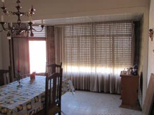Comedor con mirador y persianas