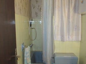 Baño con bañera y cortina