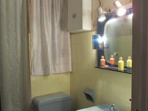 Baño con lavabo y espejo iluminado