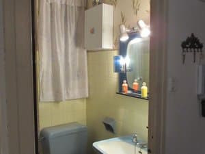 Baño con lavabo e inodoro